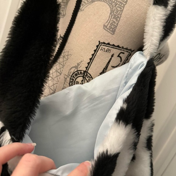 Fuzzy cow print tote Bag - Picture 5 of 5